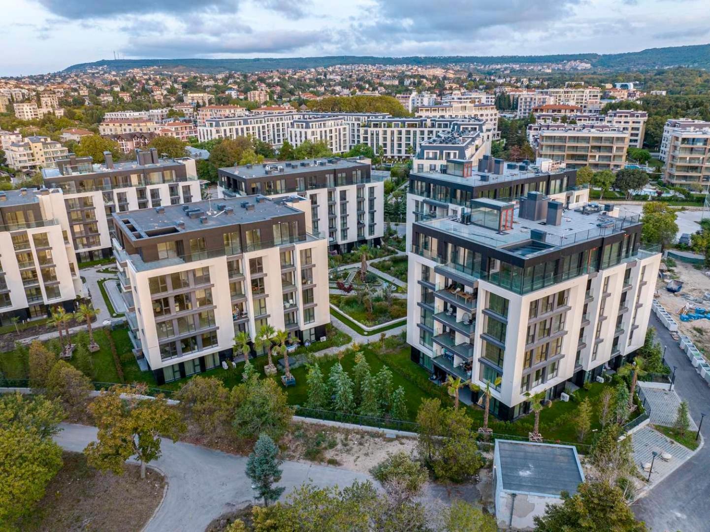 Sea Flats With Parking And Pool In Azur *