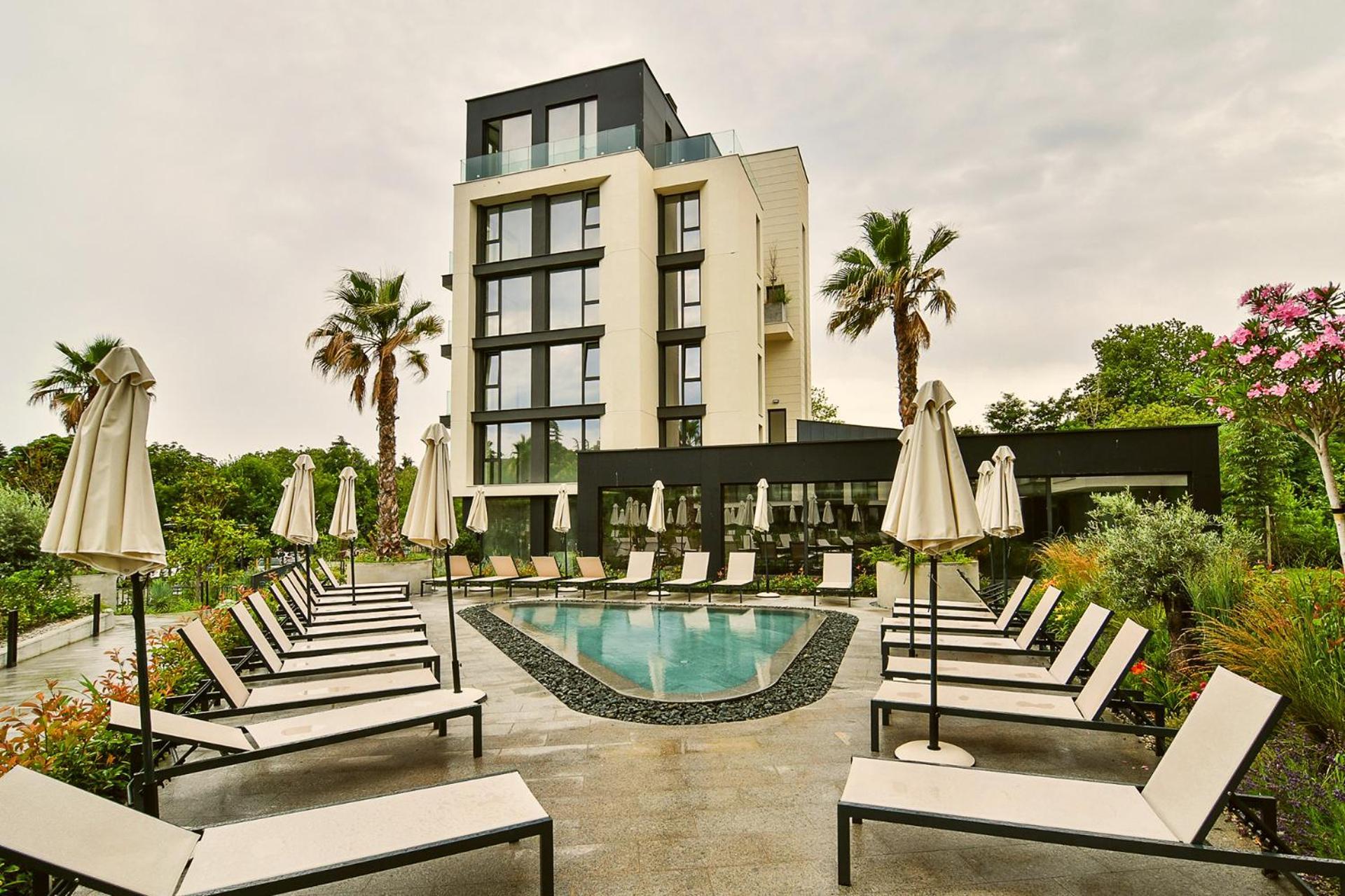 Sea Flats With Parking And Pool In Azur Daire